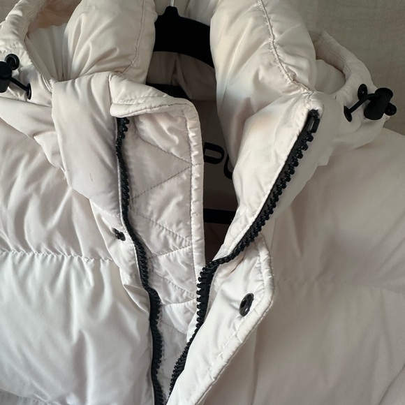 SOLD White Aritzia super puff - Picture 4 of 5